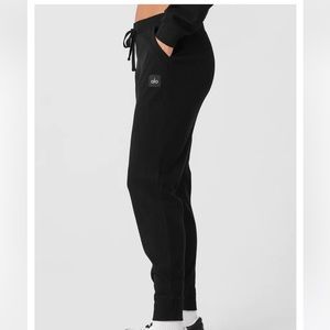 Alo Yoga- Muse Sweatset Joggers